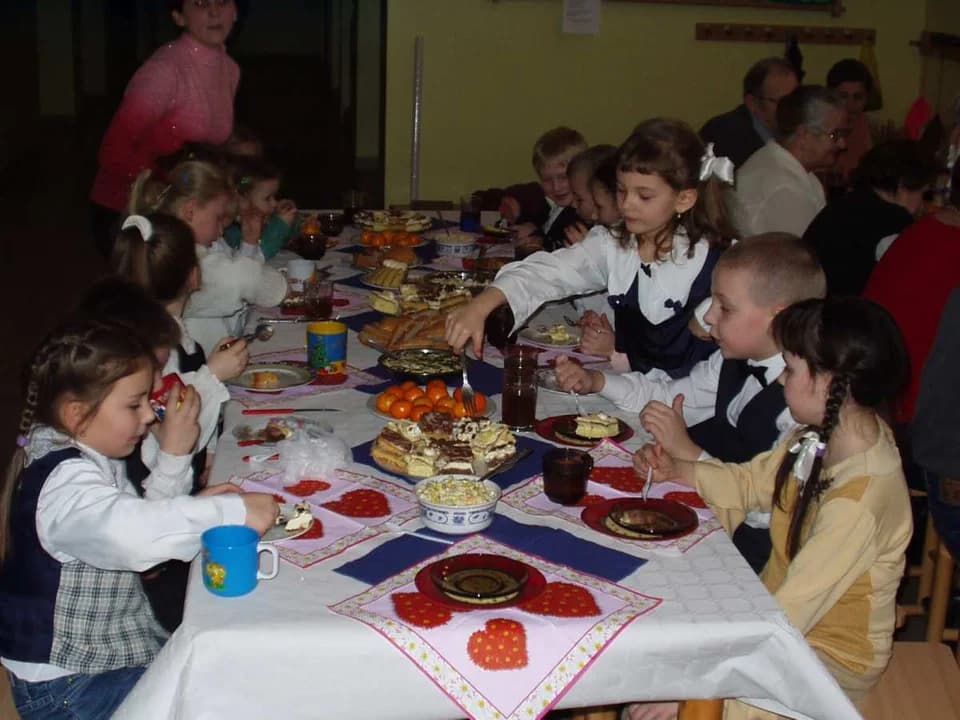 Dzieci przygotowały dla dziadków - z okazji ich święta - piękne przedstawienia i słodki poczęstunek.