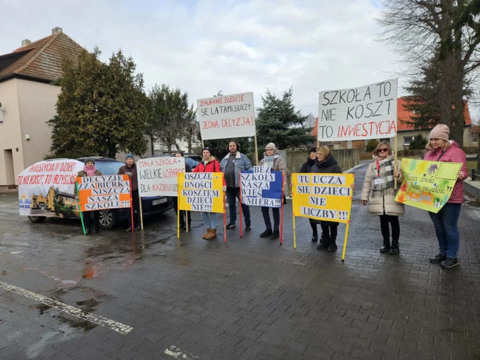 Wcześniej wójt i radni spotkają się na połączonym posiedzeniu komisji. Jaka decyzja zostanie podjęta? Jesteśmy na miejscu.