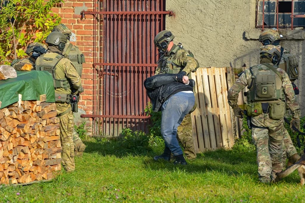 Katastrofa samolotu, uzbrojeni przestępcy i działania antyterrorystów - duże ćwiczenia policji i służb ratowniczych [ZDJĘCIA I FILM]