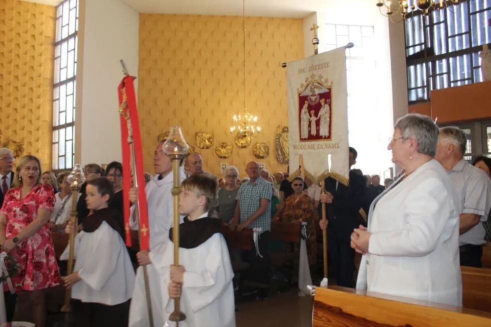 Tablica dla ojca Sylwina Wojdanowicza oraz jubileuszowy zjazd franciszkanów w Jarocinie — zdjęcie 5 z 211