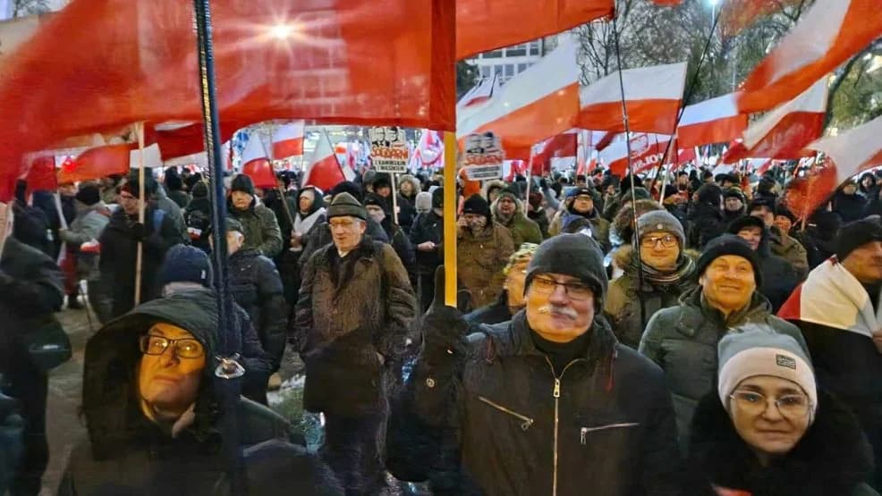 Działacze jarocińskich struktur PiS-u pojechali na manifestację pod hasłem „Protest Wolnych Polaków” [ZDJĘCIA]