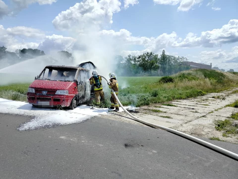 Pożar samochodu z balotami słomy w gminie Żerków