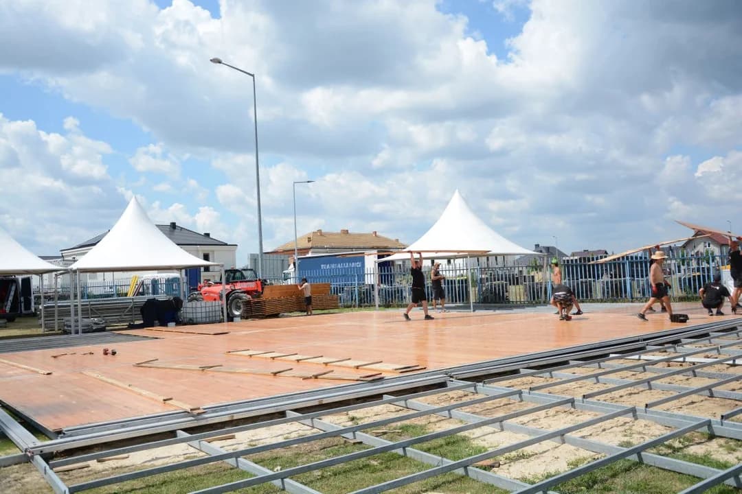 Jarocin Festiwal 2025. Rozpoczęła się budowa sceny przy ul. Maratońskiej. Od jutra trzeba się liczyć z utrudnieniami w ruchu [ZDJĘCIA] — zdjęcie 3 z 22