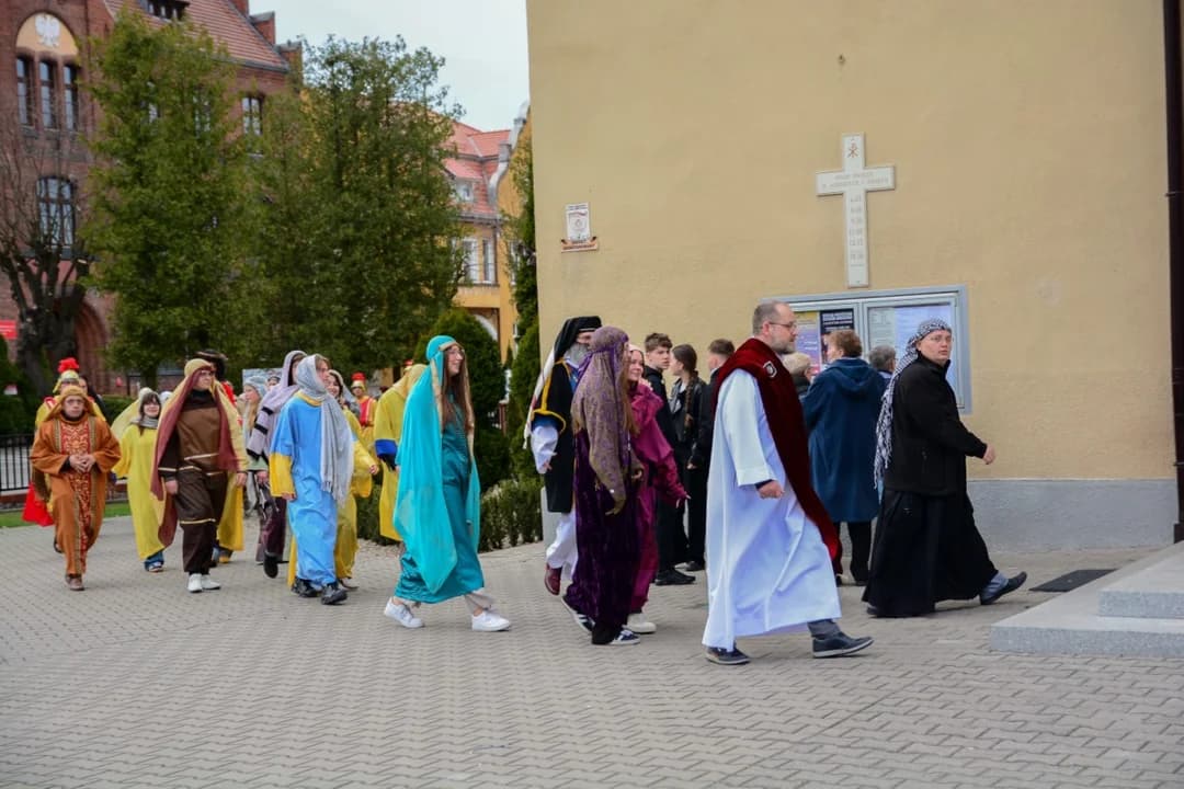 Droga Krzyżowa na ulicach Jarocina. Z udziałem kandydatów do bierzmowania [ZDJĘCIA] — zdjęcie 2 z 69