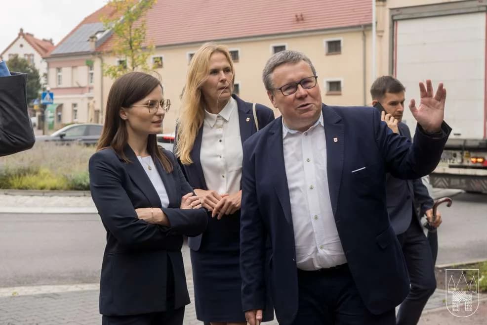 Dwa lata rządów - jaką ocenę dają burmistrzowi mieszkańcy, jaką radni? Jest piątka, ale i jedynka...