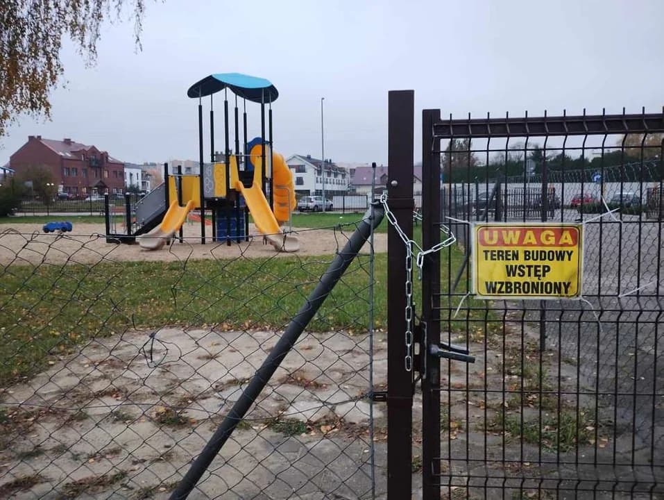 Nowy plac zabaw przy ul. Marii Curie-Skłodowskiej w Jarocinie do rozbiórki? — zdjęcie 2 z 6