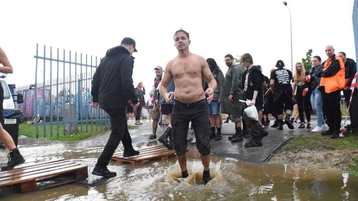 Tak bawiliście w błocie i deszczu podczas pierwszego dnia Jarocin Festiwal 2026