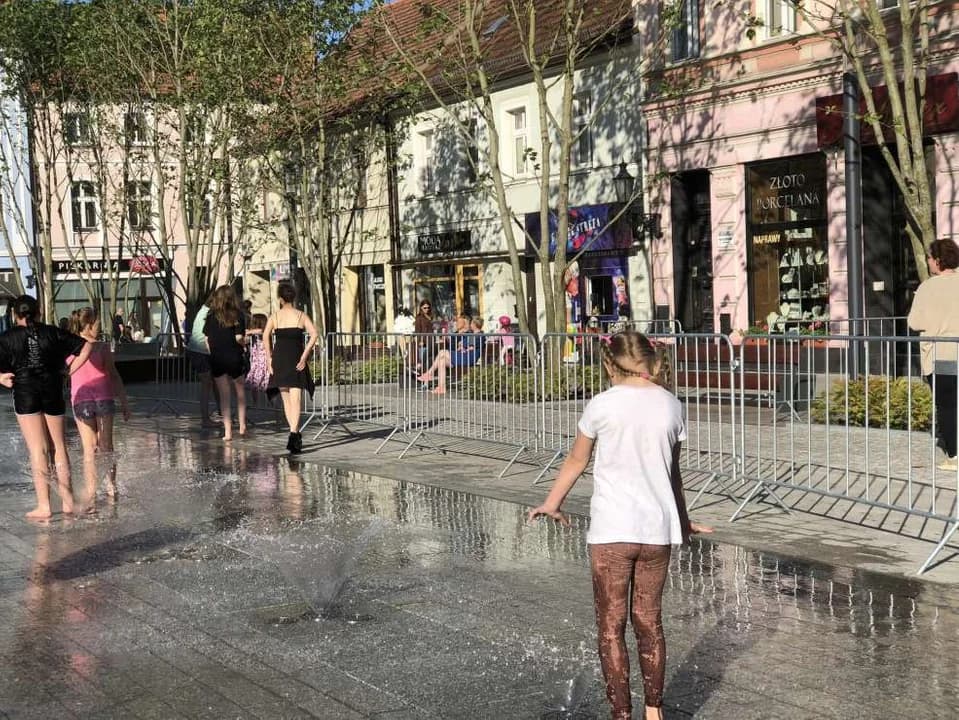 Kąpiel w fontannie na jarocińskim Rynku — zdjęcie 4 z 6
