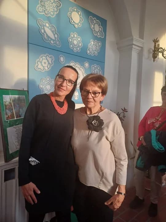 Incjatorką kursu była Agnieszka Grygiel (z lewej), a zajęcia poprowadziła hafciarka Genowefa Dopierała — zdjęcie 2 z 8