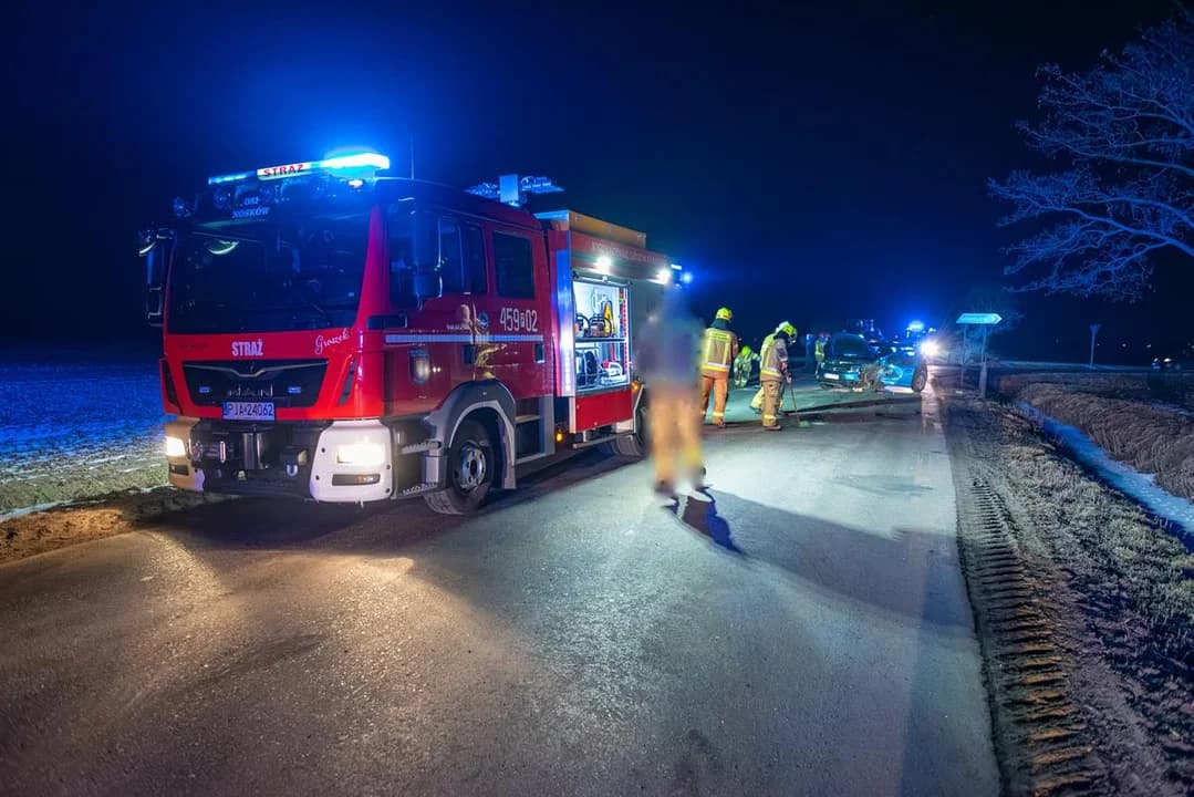 Zderzenie Dacii z ciągnikiem rolniczym w Rusku — zdjęcie 6 z 7