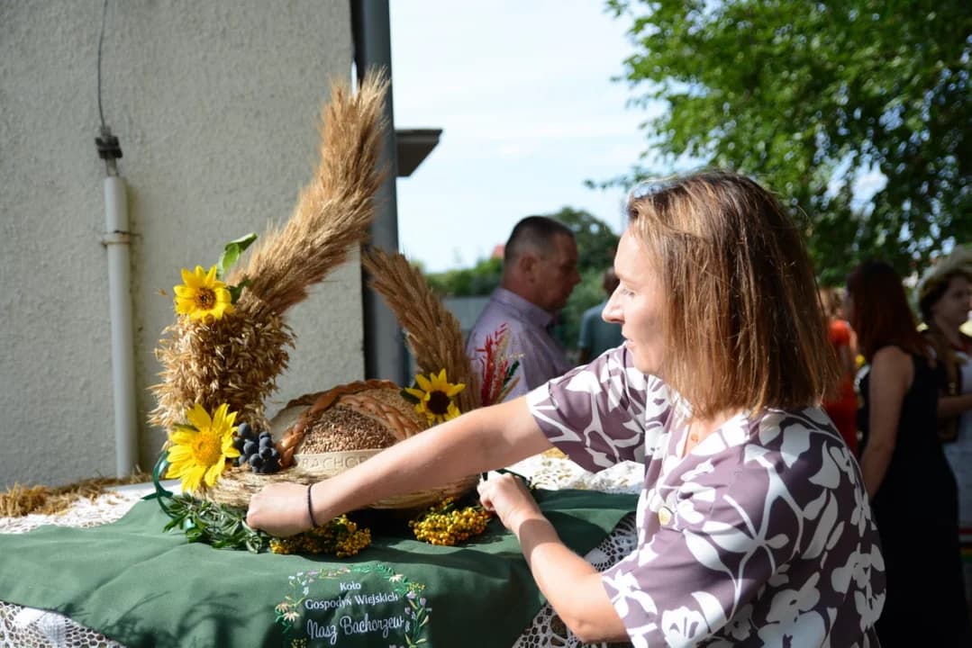 Starostowie częstowali chlebem. Dożynki w Bachorzewie [ZDJĘCIA] — zdjęcie 4 z 37