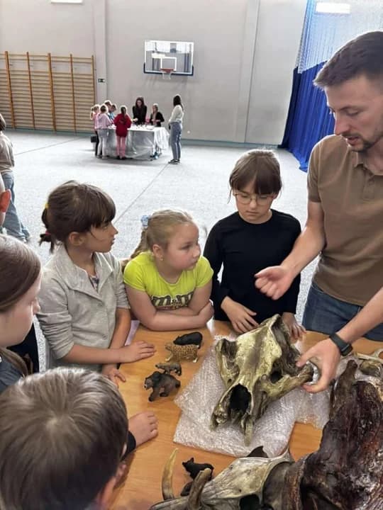 Dzieci z "trójki" miały okazję dotykać skamielin. Szkołę odwiedzili paleontolodzy z Uniwersytetu Wrocławskiego [ZDJĘCIA] — zdjęcie 5 z 9
