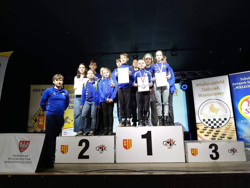 Zawodnicy z Komorzanki z medalami