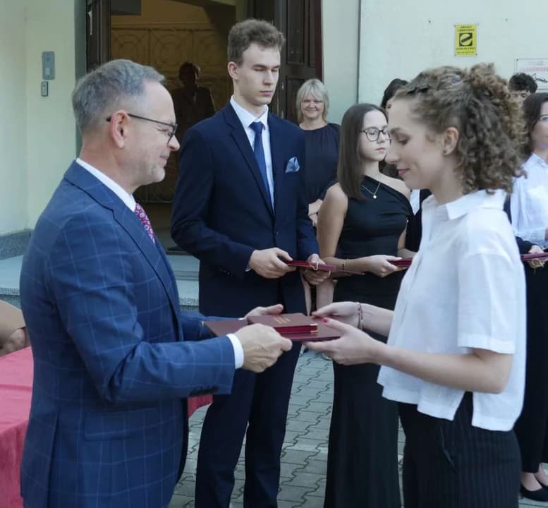 Medal Patrona Szkoły wręczono tegorocznym absolwentom jarocińskiego liceum. Kto je dostał i za co? [ZDJĘCIA]