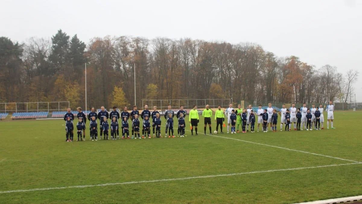 Zacięte derby powiatu jarocińskiego przy niemal pełnych trybunach [ZDJĘCIA] — zdjęcie 2 z 55