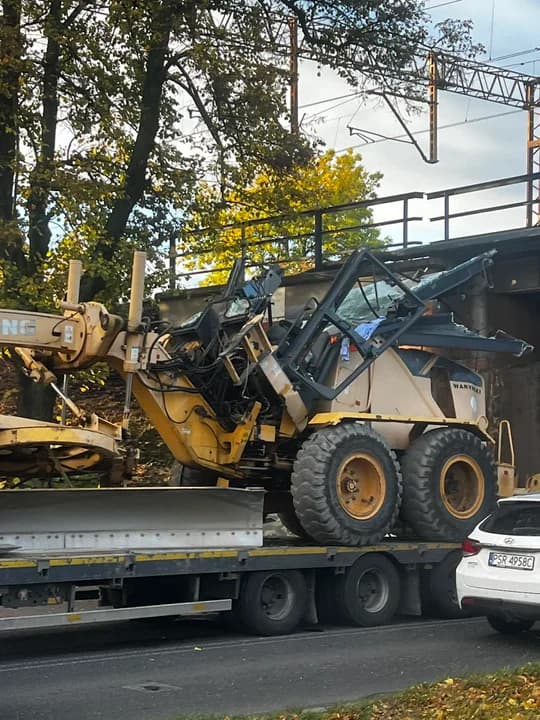 Ciężarówka ze sprzętem budowlanym utknęła pod wiaduktem w Jarocinie [ZDJĘCIA] — zdjęcie 5 z 5