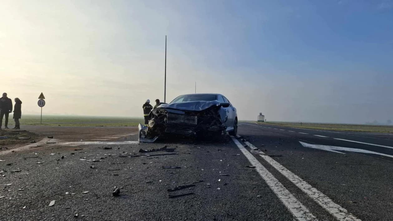 Zderzenie dwóch aut osobowych w Jaraczewie na skrzyżowaniu DK 12 z drogą do Łukaszewa [ZDJĘCIA]