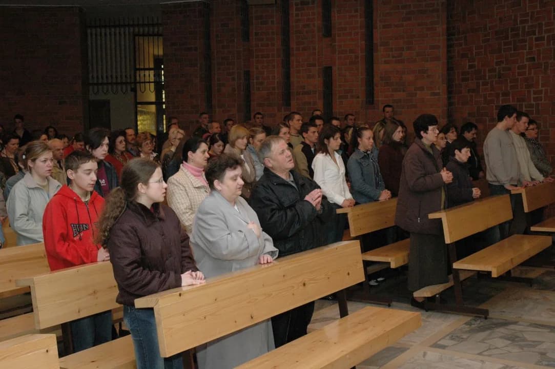 Dwadzieścia lat temu umierał Papież Polak - Jan Paweł II. Tak wtedy wyglądał Jarocin. Pamiętacie jeszcze tamte dni? [ZDJĘCIA] — zdjęcie 6 z 266
