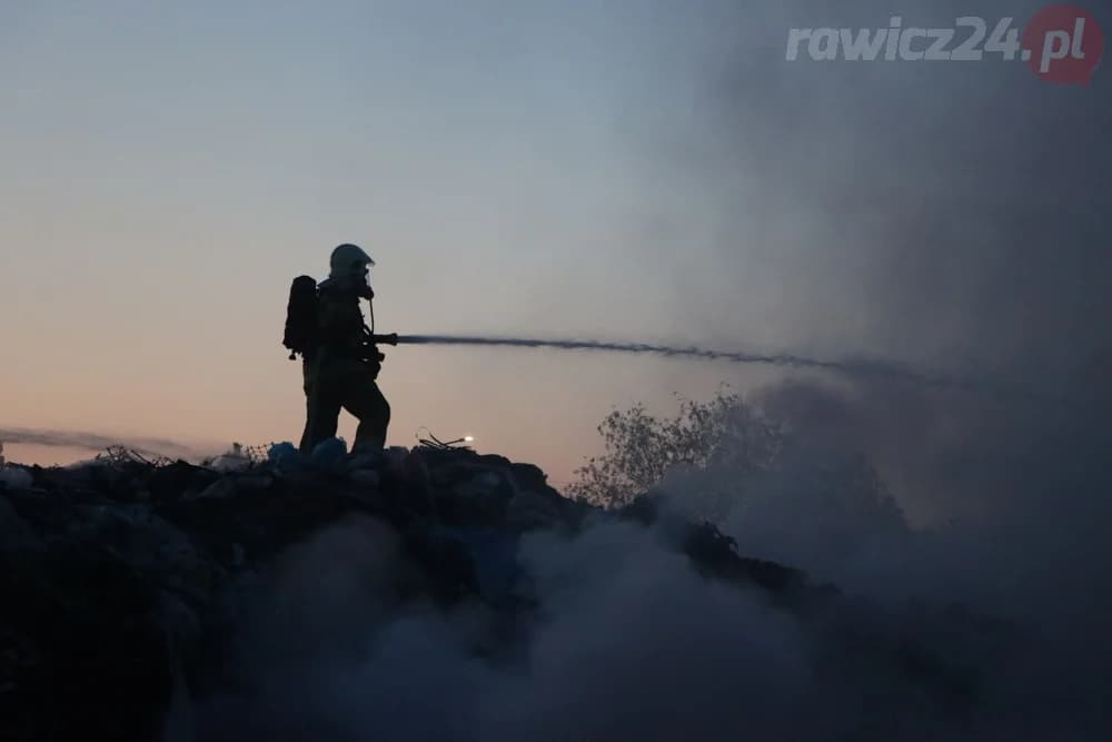 Jarocińscy strażacy gaszą ogromny pożar w jednej z firm w Rawiczu [ZDJĘCIA, FILM] — zdjęcie 5 z 26