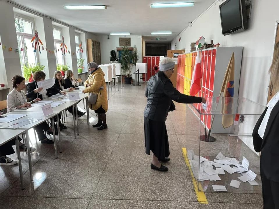 Wybory samorządowe 2024 II tura. Trwa głosowanie w gminach Jarocin i Kotlin — zdjęcie 2 z 69