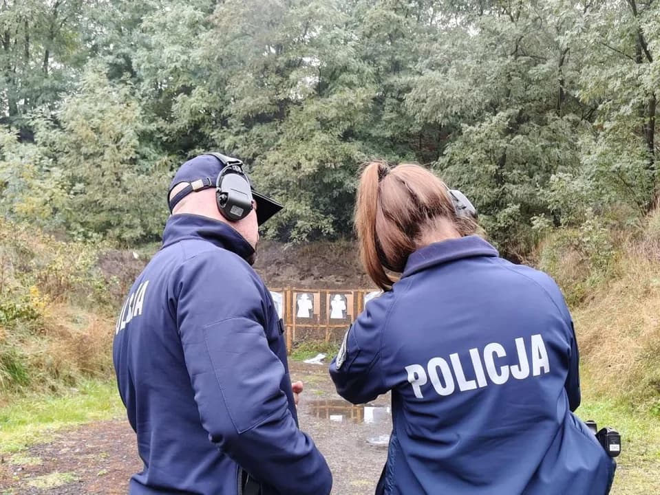 Policjanci z Jarocina systematycznie ćwiczą strzelanie pod okiem instruktorów — zdjęcie 1 z 9
