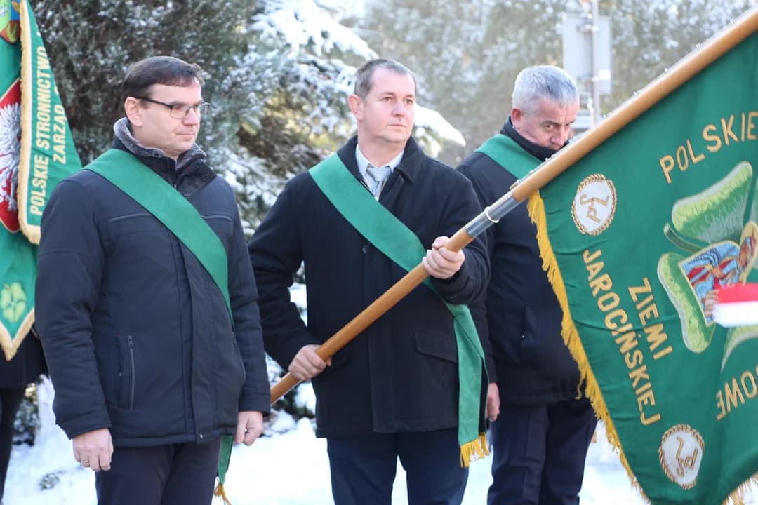 Zaduszki Mikołajczykowskie w Dobrzycy. Oddali hołd byłemu premierowi [ZDJĘCIA] — zdjęcie 5 z 111
