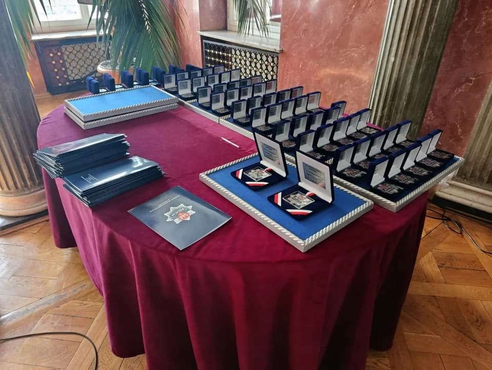 Jarocińscy policjanci z „Kryształowymi Gwiazdami”.