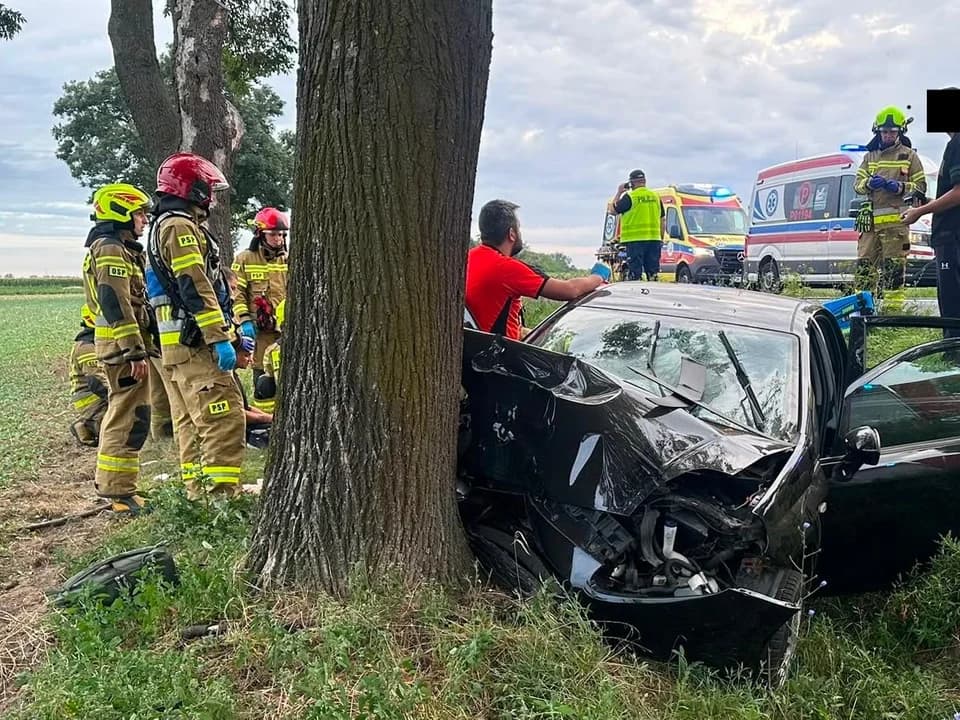 Aby wydostać rannych z rozbitego auta, strażacy musieli użyć sprzętu hydraulicznego.