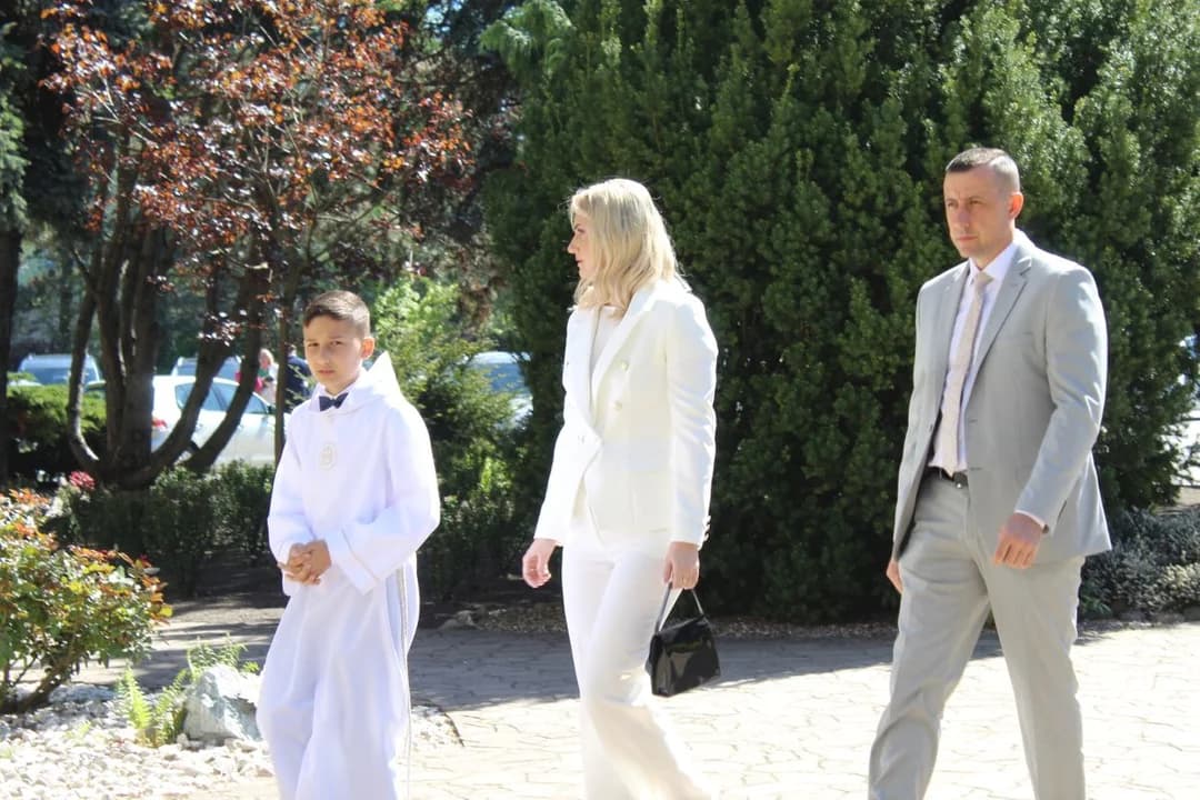 Pierwsza uroczystość Pierwszej Komunii Świętej w Jarocinie. Sakrament w parafii św. Antoniego Padewskiego [ZDJĘCIA] — zdjęcie 6 z 434