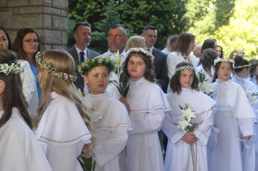 Pierwsza Komunia Święta w parafii św. Antoniego Padewskiego w Jarocinie — zdjęcie 4 z 445