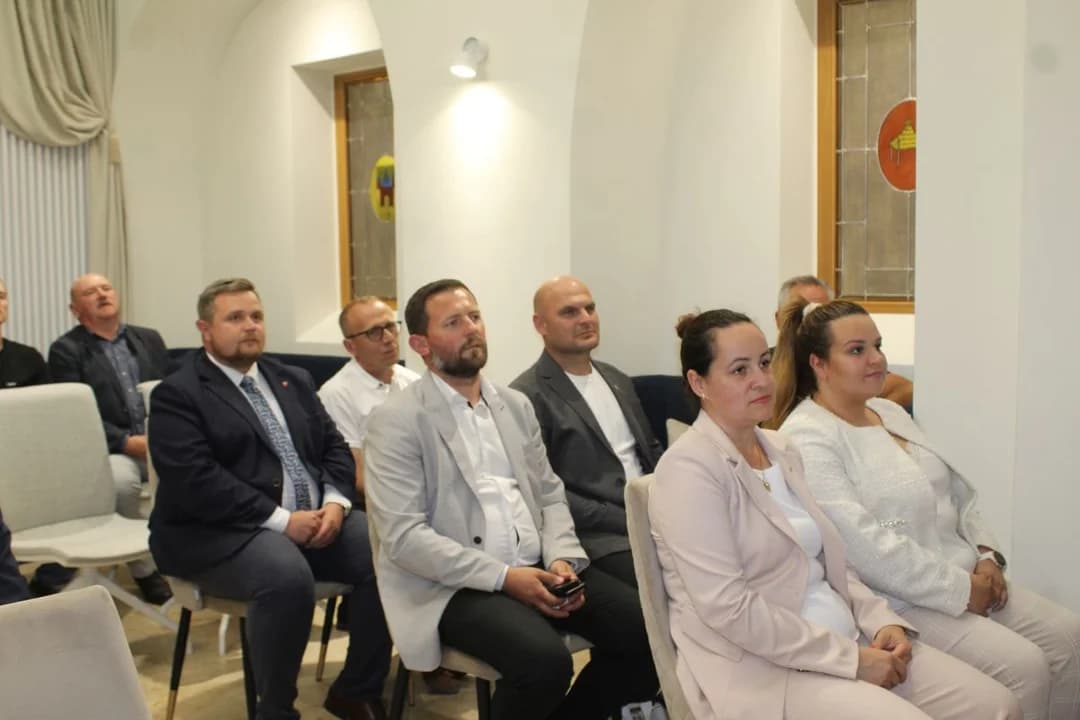 Uroczyste podpisanie umów w konkursie "Pięknieje wielkopolska wieś". Ze słodyczami z herbem Jarocina [ZDJĘCIA] — zdjęcie 3 z 52