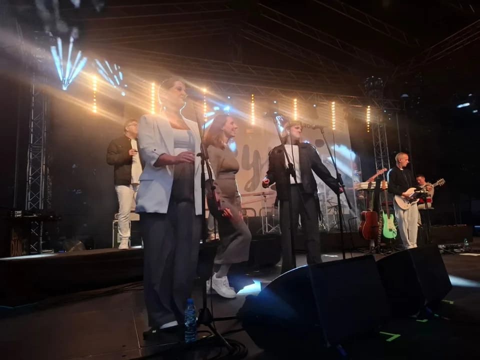 Tłumy na koncercie Sound'n'Grace w Wilkowyi. Klimatyczne, ale i dynamiczne utwory dla dożynkowych gości [ZDJĘCIA] — zdjęcie 2 z 54