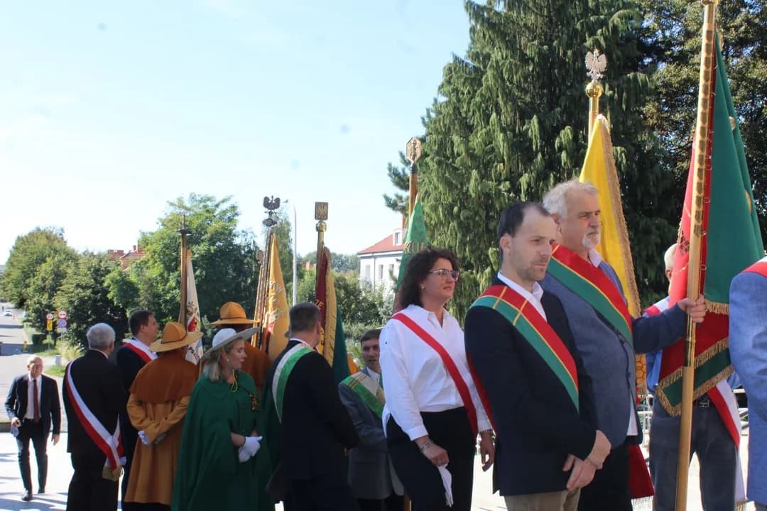 Zrzeszenie Pszczelarzy w Jarocinie świętowało z wielką pompą 145-lecie działalności i 25. rocznicę nadania sztandaru [ZDJĘCIA] — zdjęcie 2 z 200