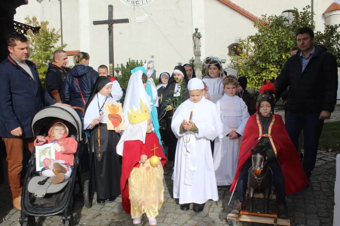 Marsz Wszystkich Świętych w parafii św. Marcina w Jarocinie — zdjęcie 4 z 73