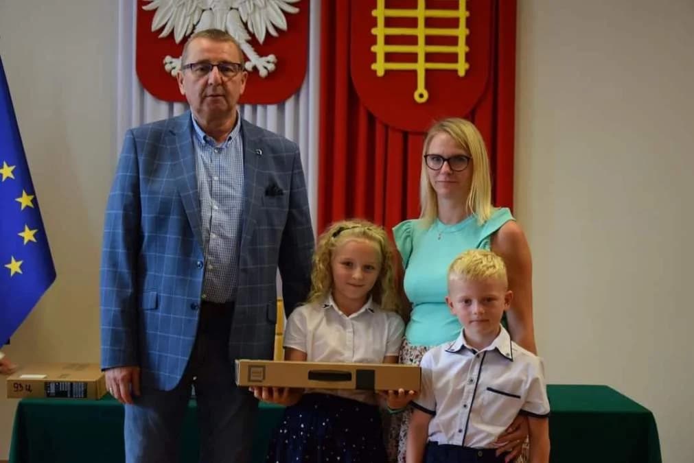 Ponad 200 komputerów dla dzieci z rodzin popegeerowskich z gminy Jaraczewo [ZDJĘCA]