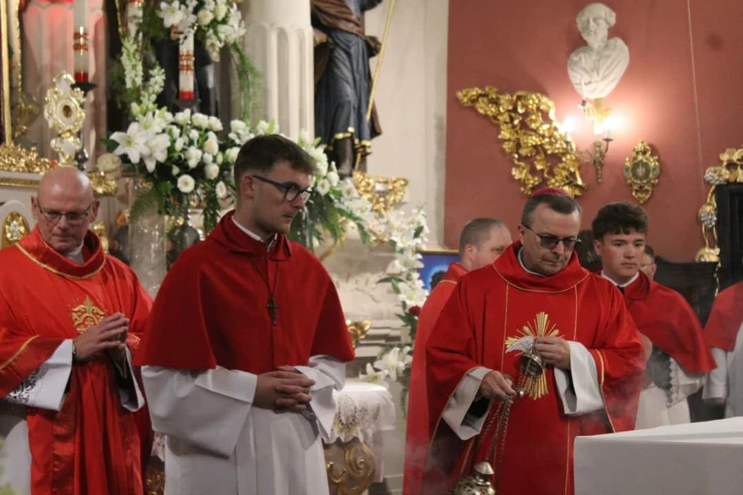 Biskup kaliski Damian Bryl udzielił bierzmowania 75 osobom z parafii św. Marcina w Jarocinie [ZDJĘCIA] — zdjęcie 6 z 52