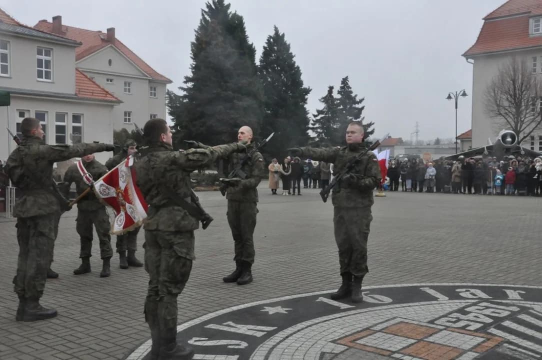 Pierwsza przysięga po 12 latach przerwy w 16. Jarocińskim Batalionie Remontu Lotnisk [ZDJĘCIA]