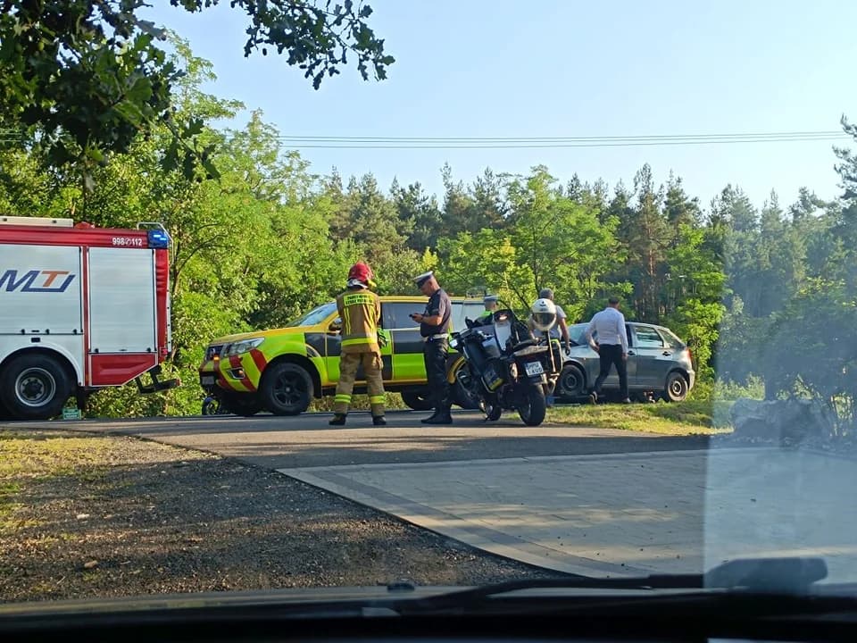 Zderzenie seata ibizy z porsche na drodze wojewódzkiej 443 w Bachorzewie — zdjęcie 6 z 10