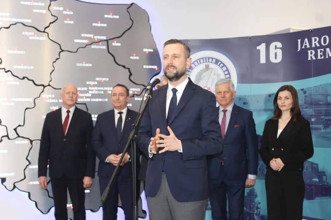 Minister obrony narodowej w 16. Jarocińskim Batalionie Remontu Lotnisk: "Jarocin rośnie w siłę" [ZDJĘCIA] — zdjęcie 5 z 42