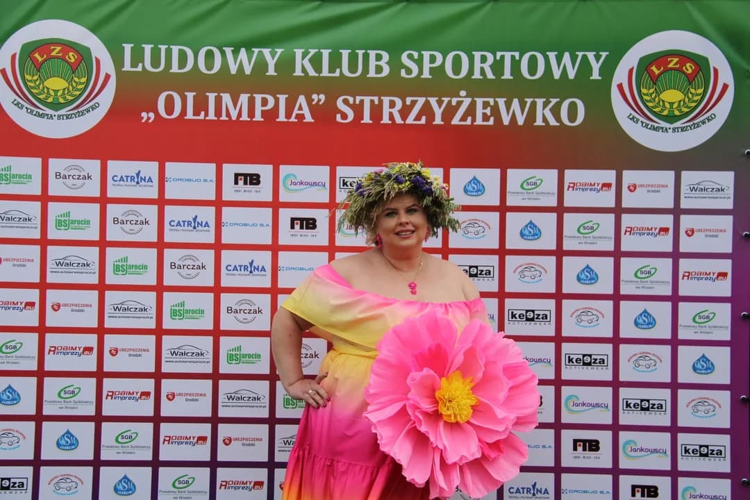 Wybory miss były pokazem niesamowitej wyobraźni i ogromu pracy, jaki panie włożyły w przygotowanie swoich stylizacji. Na ściance dominowały barwne motywy florystyczne - kolorowe kwiaty, świeże zioła i byliny.