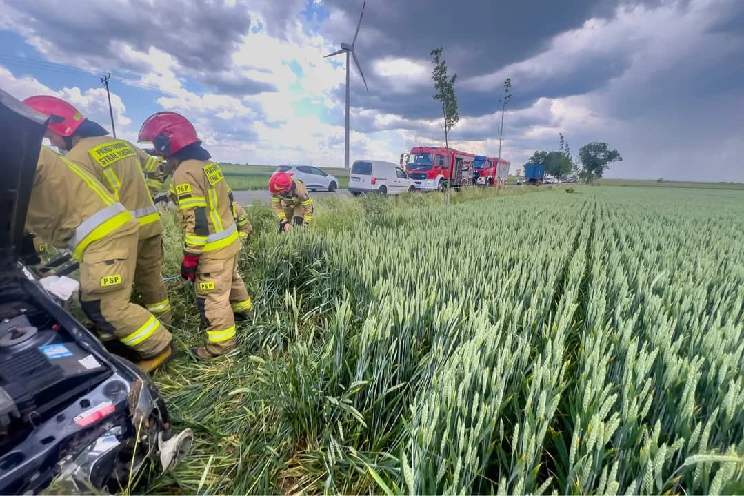 Bożacin. Dachowanie samochodu osobowego — zdjęcie 2 z 17