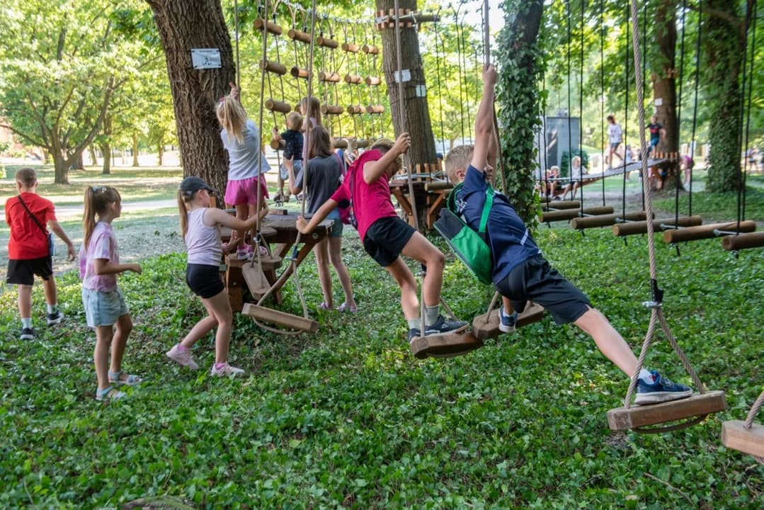 Nowa atrakcja w jarocińskim parku już gotowa. Na odważnych czeka park linowy z przeszkodami