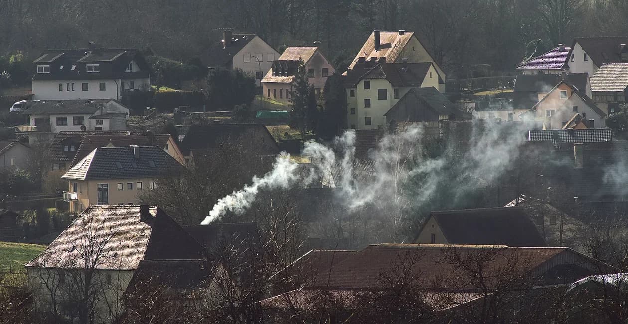 Chcesz uniknąć wysokiej kary? Poinformuj urząd, czym ogrzewasz dom. Zgłosić musisz nawet fotowoltaikę