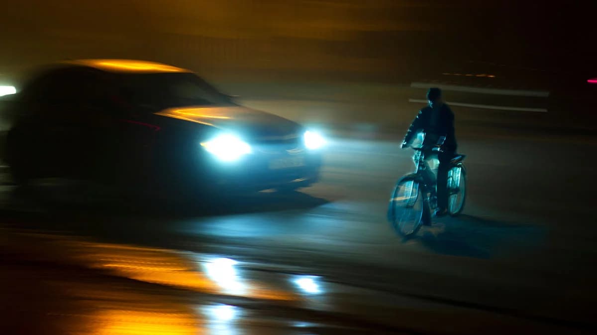Potrącił mężczyznę i uciekł. Rowerzysta jest w ciężkim stanie. Policja apeluje o pomoc w ujęciu sprawcy