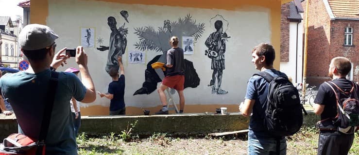 Ludzie z całej Polski jeździli rowerami po Jarocinie w poszukiwaniu murali