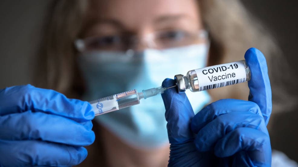 Szczepionki przeciw COVID-19 - jak działają i czym się różnią. Wyjaśniamy