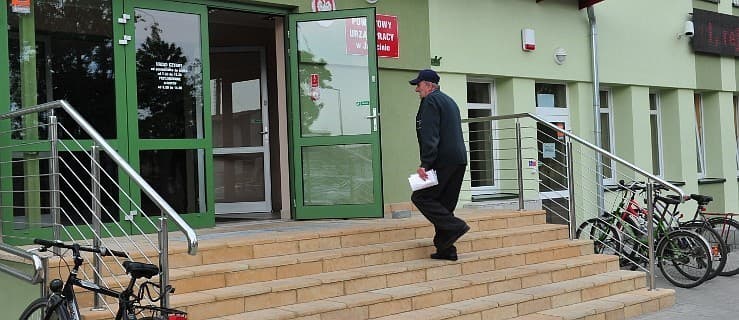 "Takie przepisy, że z człowieka robią barana." Niższy zasiłek przez wyjazd na pogrzeb