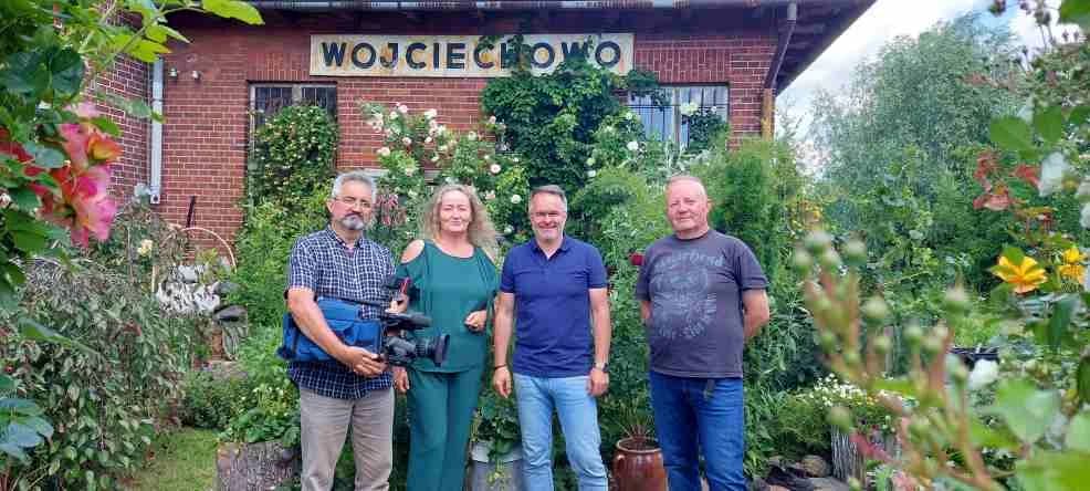 Telewizja odwiedziła ich piękne ogrody. Jeden jest przy torze kolejowym. Musisz to zobaczyć [ZOBACZ ZDJĘCIA]