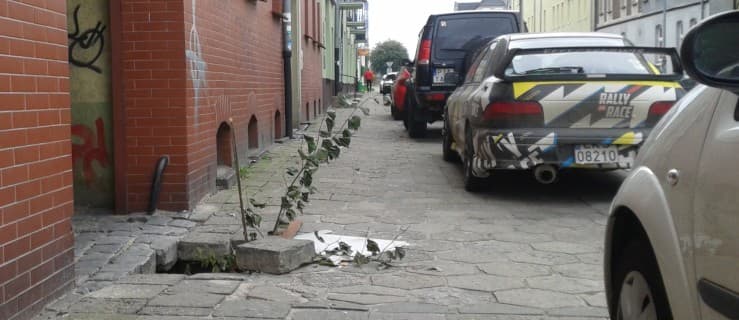 Wielka dziura w chodniku. Starsza kobieta prawie się połamała. Kto zainteresuje problemem na ul. Dąbrowskiego w Jarocinie? [AKTU