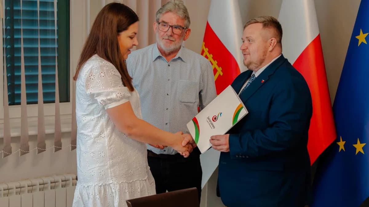 Ważny moment przed rozpoczęciem roku. Burmistrz Jaraczewa wręczył awanse zawodowe